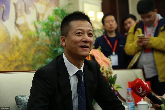 后来第二部《蝙蝠侠前传2：暗中骑士》已让蝙蝠侠登上了一个岑岭，他不但仅是解救市平易近的英雄，仍是一个具有为了年夜义舍弃名义的年夜侠，在这一点上，蝙蝠侠真正成了一侠。